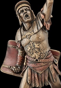 Dekorativ gladiator figur stående heroisk på hylde